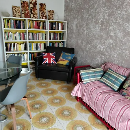 Yellow Submarine Freeparking Petfriendly Apartment